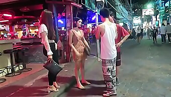 Pattaya'Nın Olgun Adamı Genç Taylandlı Kızlara Kendini Kaptırıyor