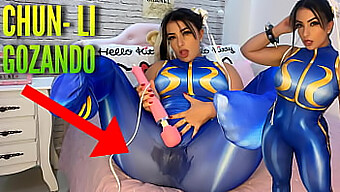 Chun Li Cosplay Babe Se Masturbează Cu Vibratorul H-Tachi Până La Orgasm Intens