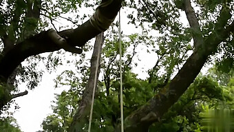 Luna Amor Und Ihre Freundin Vergnügen Sich Outdoor Im Garten