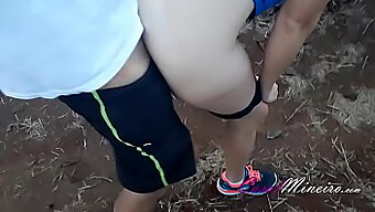 Marido Y Esposa Se Entregan Al Juego Anal Al Aire Libre Con Un Tapón Anal