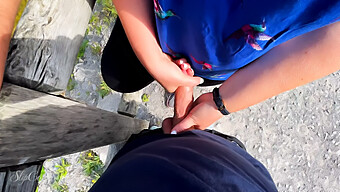 Pov Video Riskantnej Outdoorovej Ručnej Práce Na Verejnosti Pri Jazere