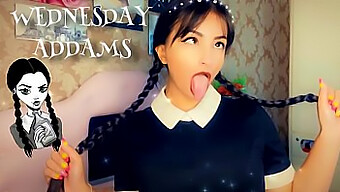 Novinha Chupando: Wednesday Addams Cosplay-Tjej Ger En Deepthroat Bj